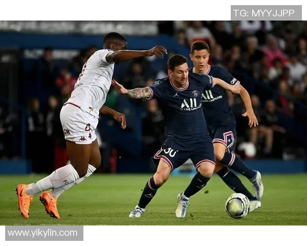 足球巨星赛场怒吼瞬间展现力量释放内心压抑激情